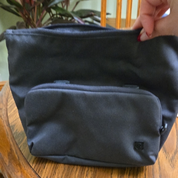Lululemon toiletry bag - Picture 8 of 12